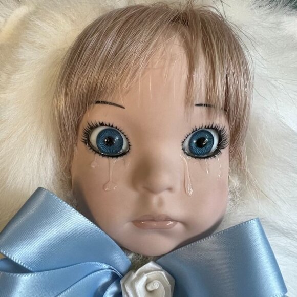 Vintage Porcelain Doll Baby Cuddle Kins From Cuddleville Crying over Bear 1991 - Picture 8 of 10